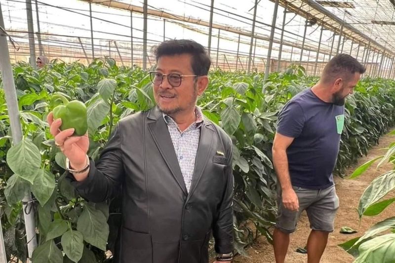 Menteri Pertanian Syahrul Yasin Limpo (Mentan SYL) saat mengunjungi Screen House hortikultura di wilayah Almeria, Spanyol, Kamis (28/9/2023) waktu setempat. ANTARA/HO-Kementan.