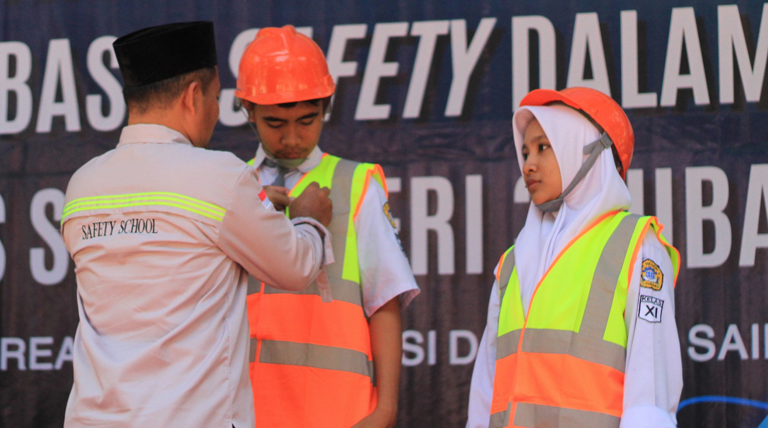 UTAMAKAN KESELAMATAN: Pengukuhan duta safety kepada pelajar SMKN 3 Tuban oleh kepala sekolah. (Yudha Satria Aditama/Radar Tuban)