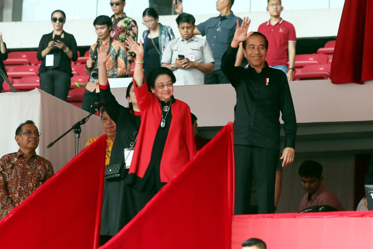 Ketua Umum PDI Perjuangan Megawati Soekarnoputri bersama Presiden Joko Widodo saat menghadiri Puncak Peringatan Bulan Bung Karno di Stadion Utama Gelora Bung Karno, Jakarta. (Jpnn.com)