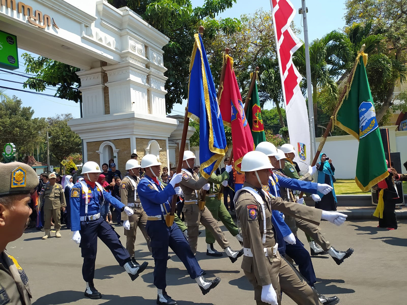 SAKRAL: Prosesi kirab pataka dalam rangka meyambut Hari Jadi Pemprov Jatim saat mampir ke Tuban, Kamis (28/9/2023).  (Yudha Satria Aditama/Radar Tuban)