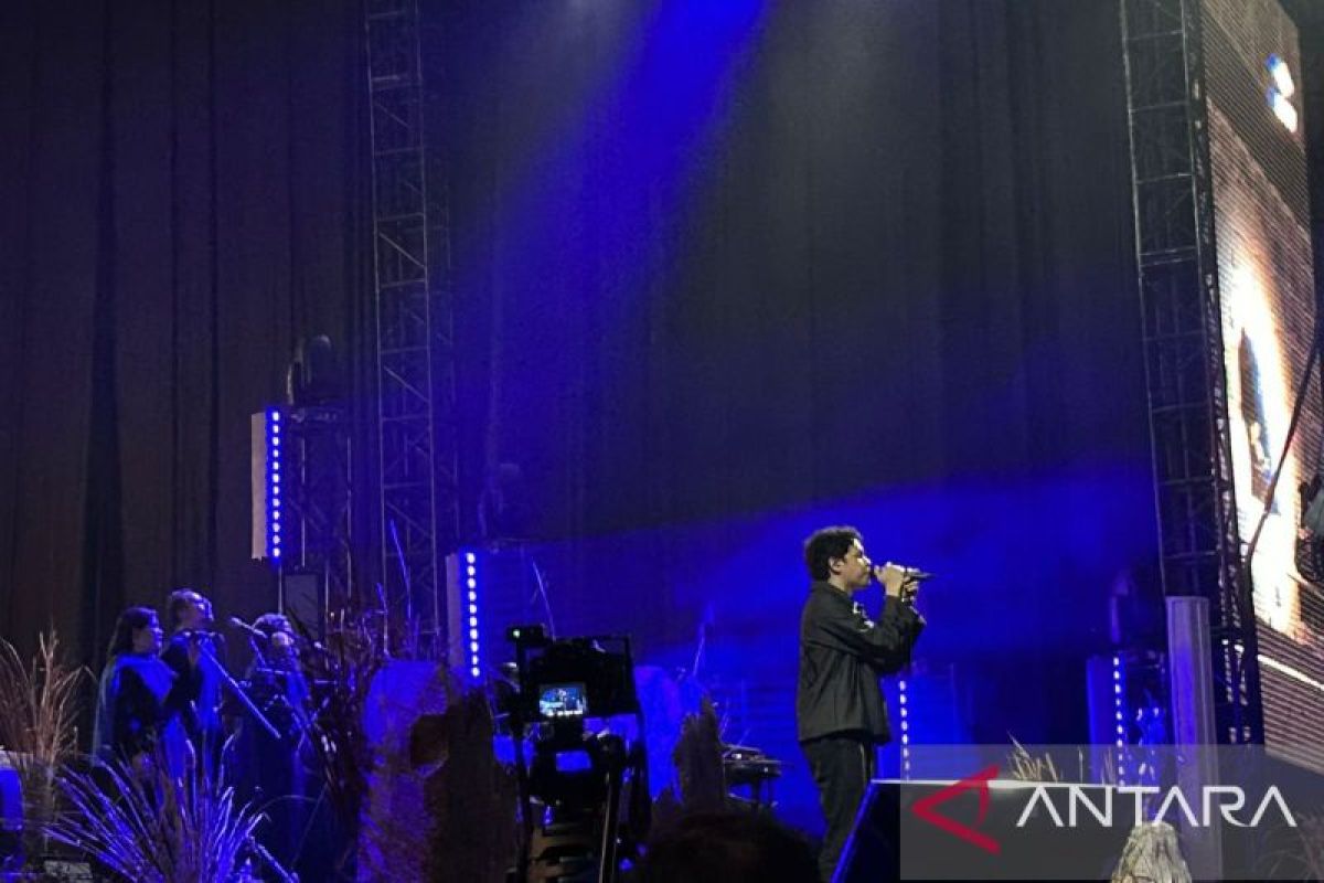 Musisi Hindia atau Baskara Putra saat tampil dalam konser tunggalnya bertajuk "Malaikat Berputar Di Langit Jakarta" di kawasan Rawamangun, Jakarta Timur, Sabtu (30/9). (ANTARA)