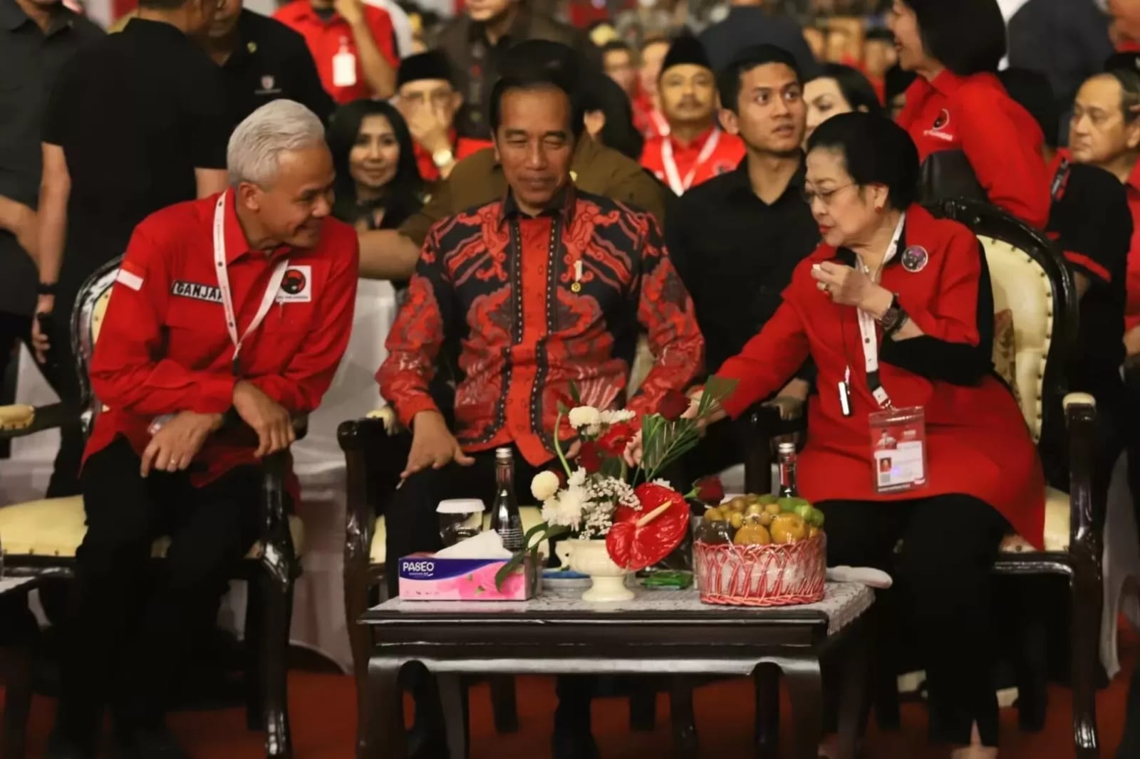 Presiden Joko Widodo bersama Ketum PDIP Megawati Soekarno Putri dan Bacapres Ganjar Pranowo pada Rakernas IV PDIP. ( JAWAPOS)