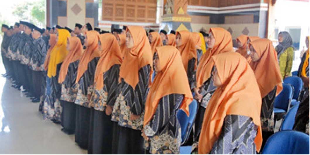 GENERASI QURANI: Para kafilah Kabupaten Tuban saat diberangkatkan dari Pandapa Kridha Manunggal, Jumat (29/9). (Diskominfo SP untuk Radar Tuban)