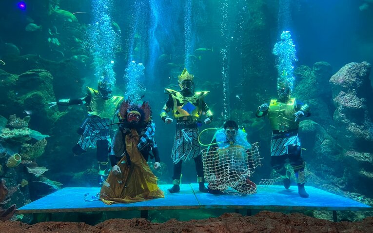 Pertunjukan wayang dalam air dalam rangka HUT ke 31 di Seawolrd Ancol, Jakarta Utara, Sabtu (1/10). (Foto: istimewa)