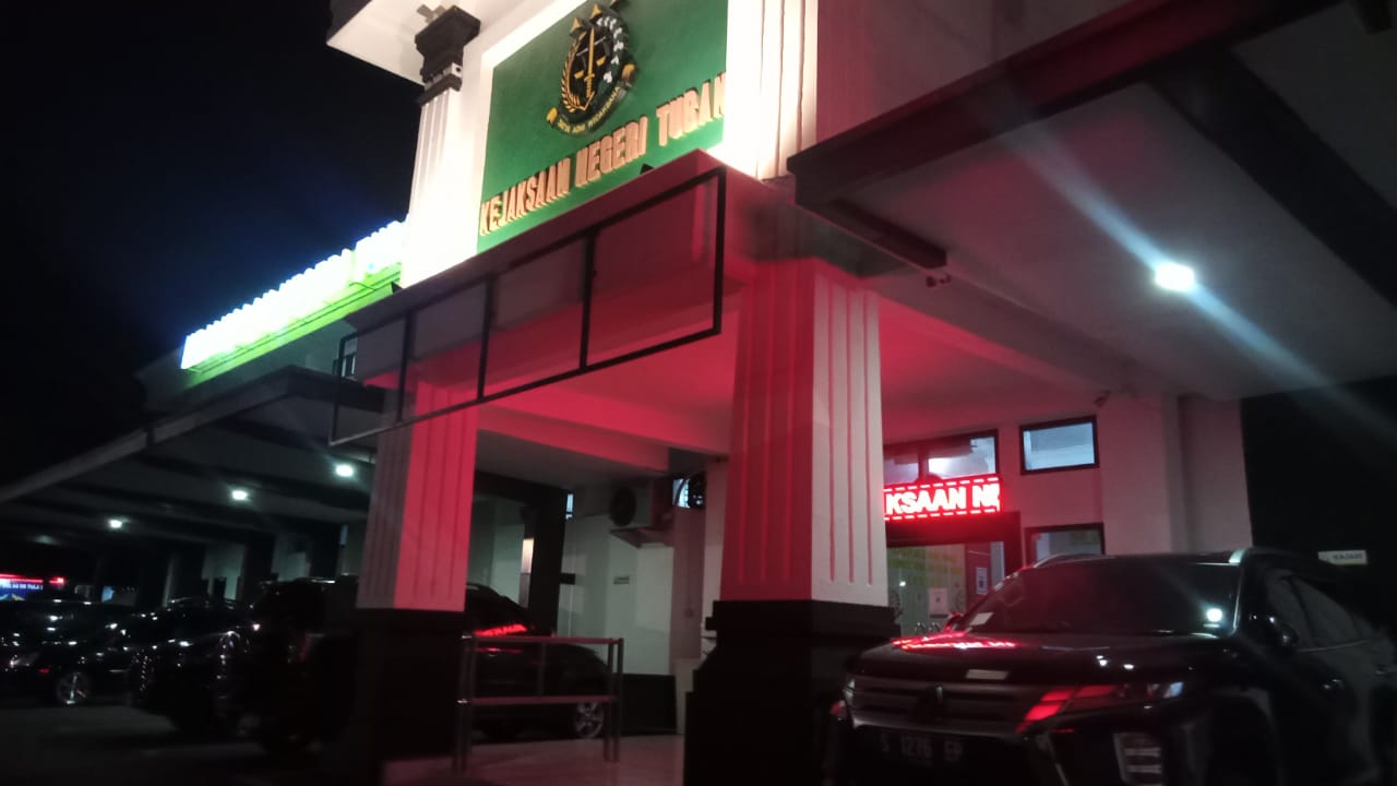Isu pemeriksaan terhadap Kajari Tuban dan dua jaksa berembus, sejumlah pejabat Kejari mengaku tidak mengetahui keberadaan mereka. (RADAR TUBAN)