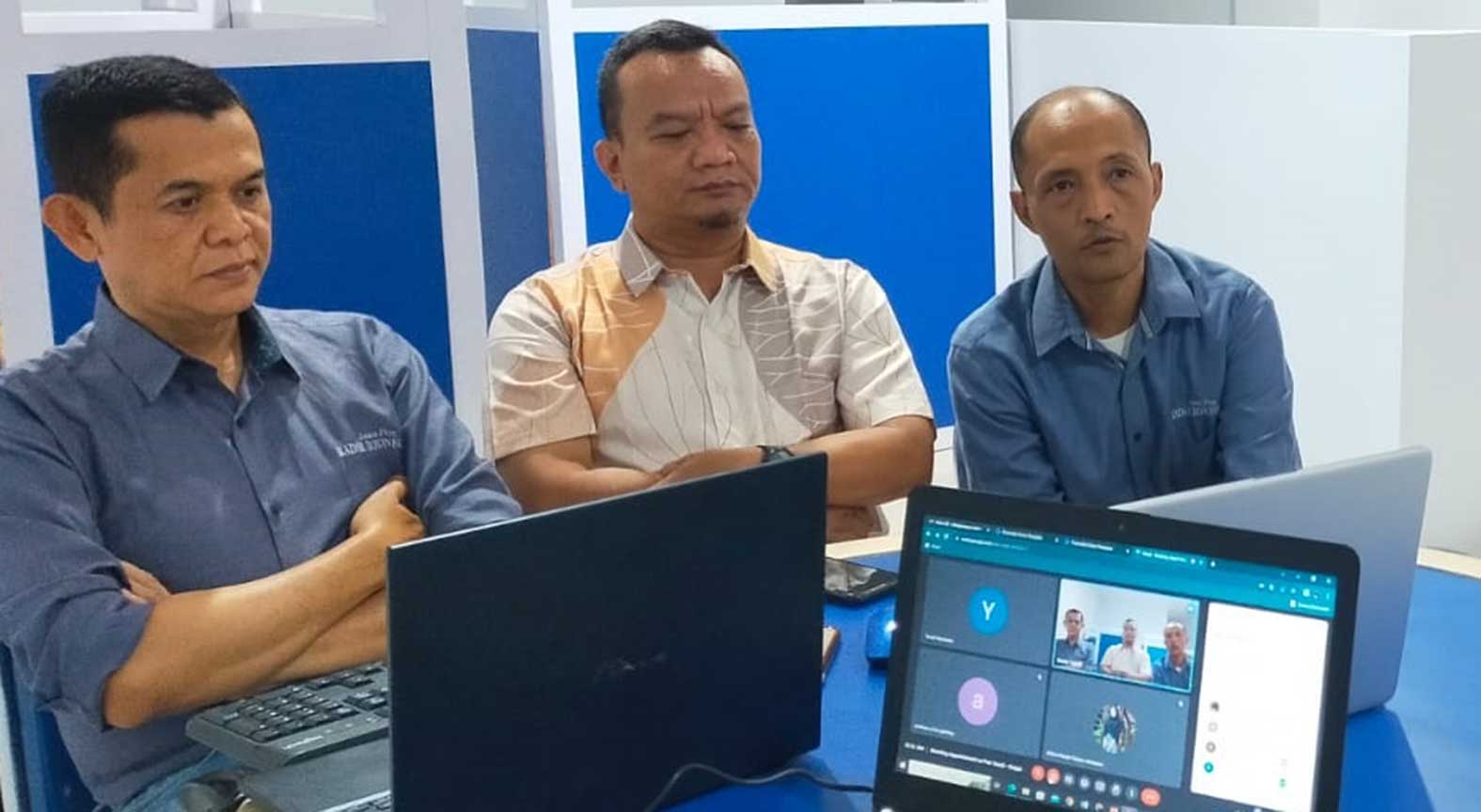 JALIN KOMUNIKASI DENGAN GOJEK: Dari kiri, Dwi Setiyawan, Ardian Ananto, dan Amin Fauzie menggelar zoom meeting dengan Head of Corporate Affairs East Java, Bali,& Nusa Tenggara of Gojek Yondi Hartanto.