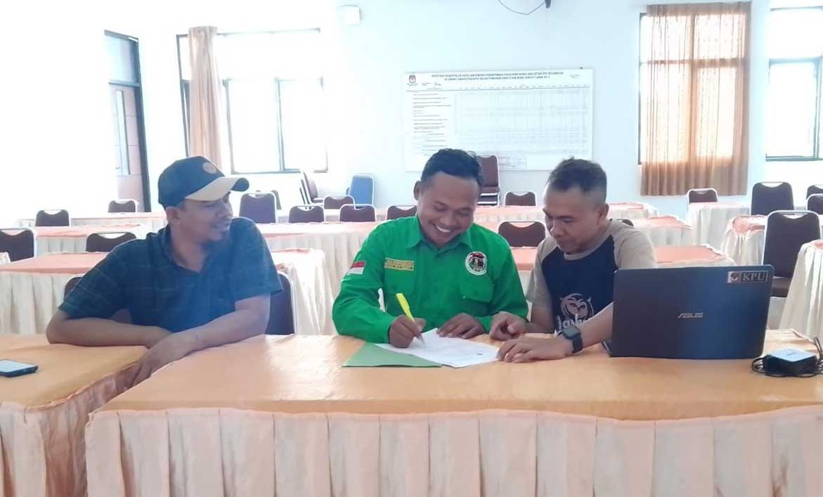 ROMBAK FORMASI: Ketua DPC PPP A. Husam menyerahkan berkas pergantian caleg di kantor KPUK Tuban. (M. Mahfudz Muntaha/Radar Tuban)
