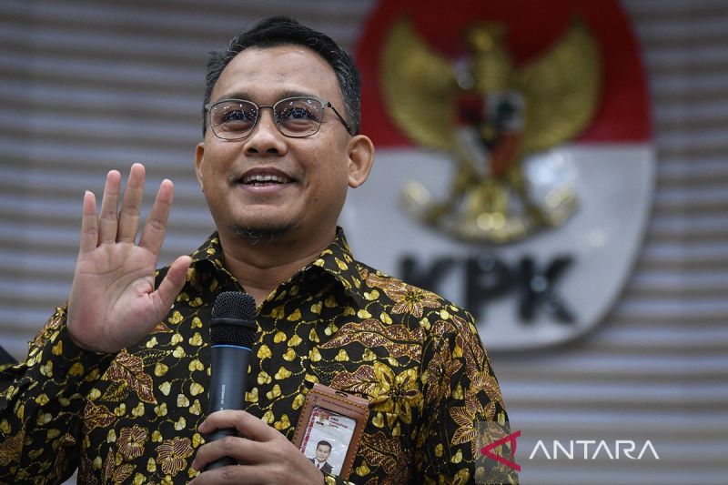 Juru Bicara KPK Ali Fikri menyampaikan keterangan kepada wartawan terkait hasil penggeledahan terhadap rumah dinas Menteri Pertanian Syahrul Yasin Limpo di Gedung Merah Putih, Jakarta, Jumat (29/9).