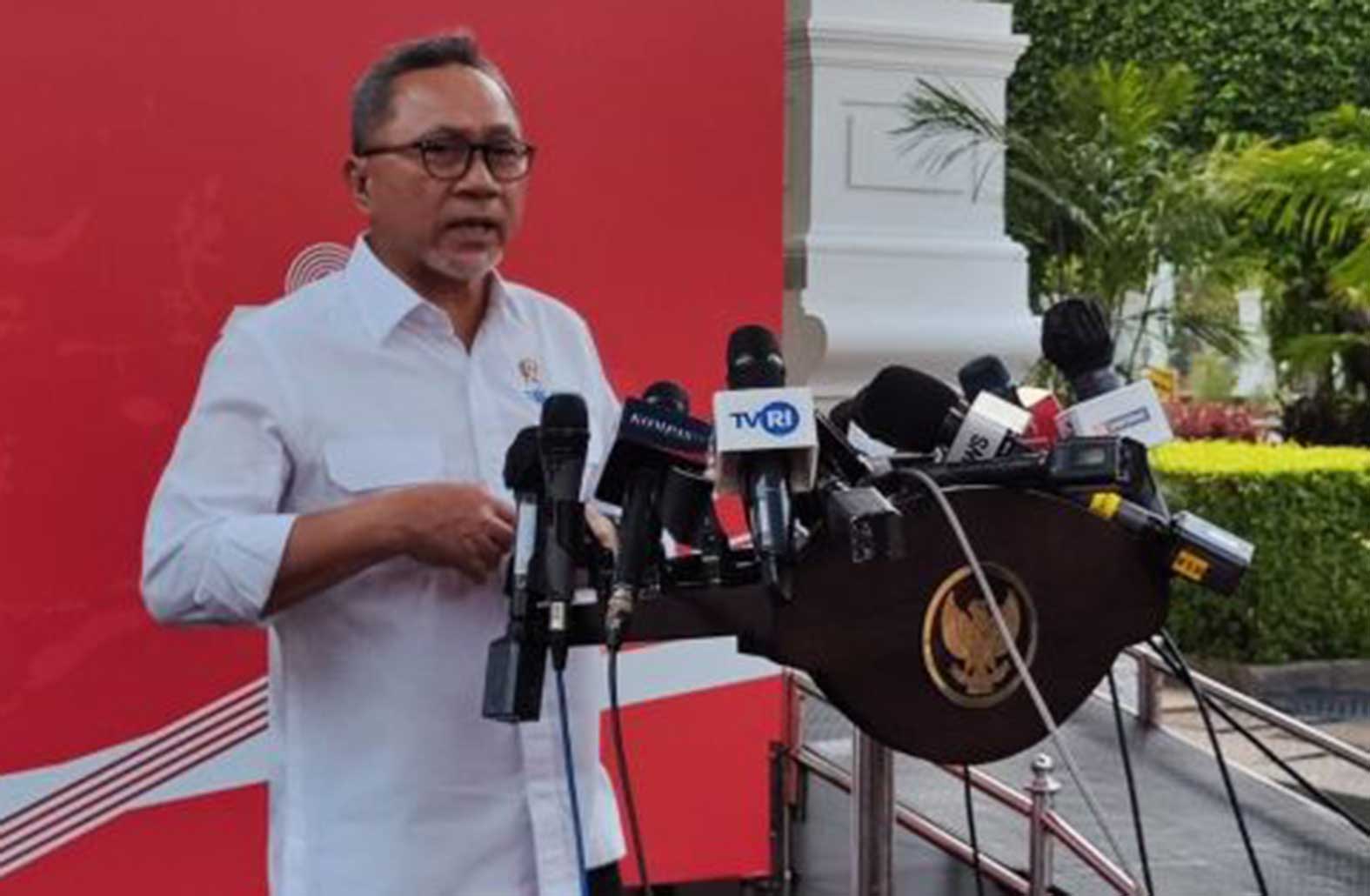 Menteri Perdagangan (Mendag) Zulkifli Hasan memberikan keterangan di Kompleks Istana Kepresidenan, Jakarta, Selasa (3/10/2023). ANTARA/Mentari Dwi Gayati