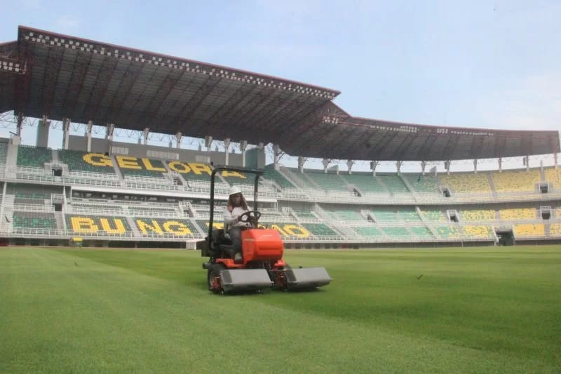 Pemeliharaan Stadion Gelora Bung Tomo (GBT) Kota Surabaya, Jatim. (ANTARA)
