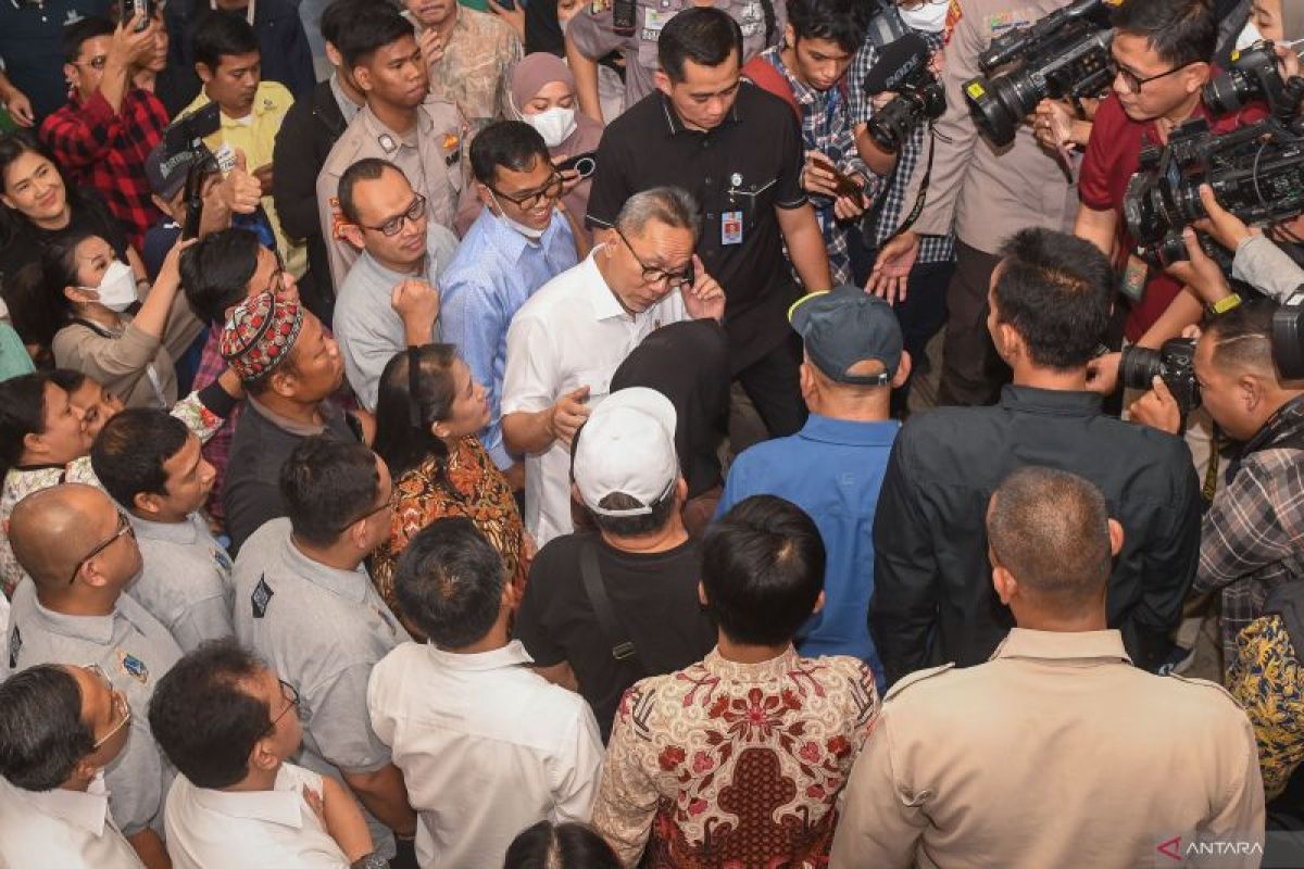 Menteri Perdagangan Zulkifli Hasan (tengah) berdialog dengan salah satu warga dalam kunjungannya di Pasar Tanah Abang, Jakarta  Kamis (28/9). (ANTARA)