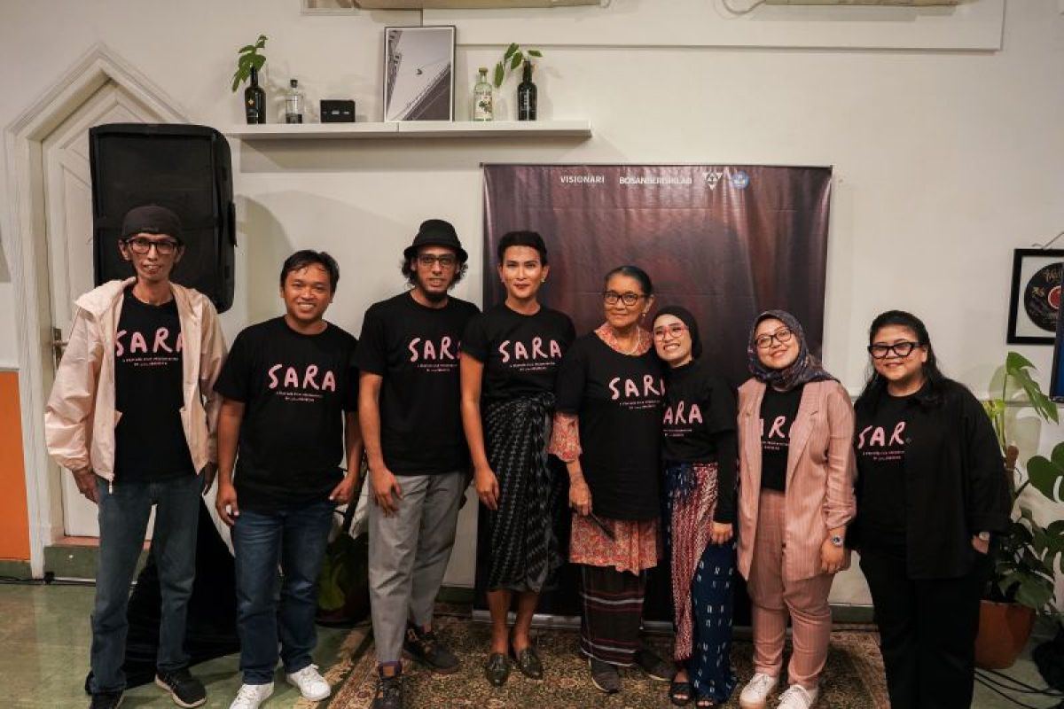 Jajaran pemain dan tim produksi film "Sara" dalam acara bincang-bincang di kawasan Cilandak, Jakarta Selatan, Senin (2/10). ANTARA