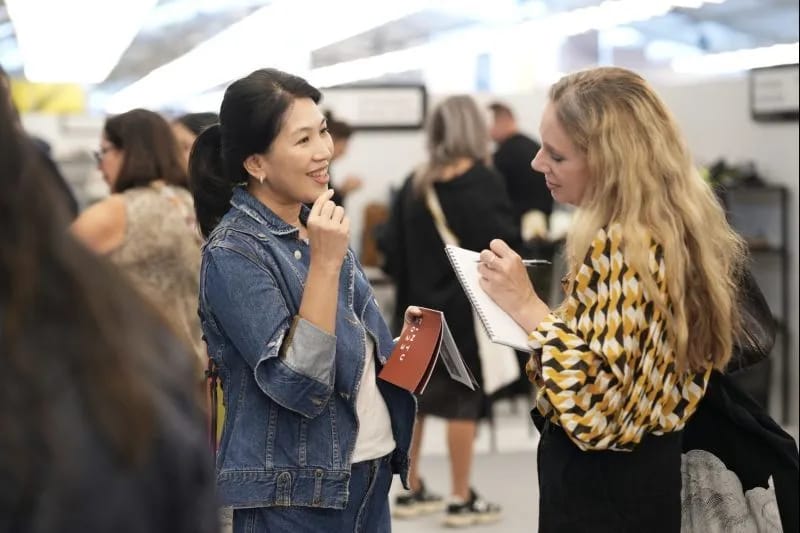 Pendiri Lakon Indonesia Thresia Mareta menjawab pertanyaan pengunjung pameran dagang (trade show) koleksi mode dunia Premiere Classe di Jardin Des Tuileries, Paris, Prancis, Senin (3/10). ANTARA