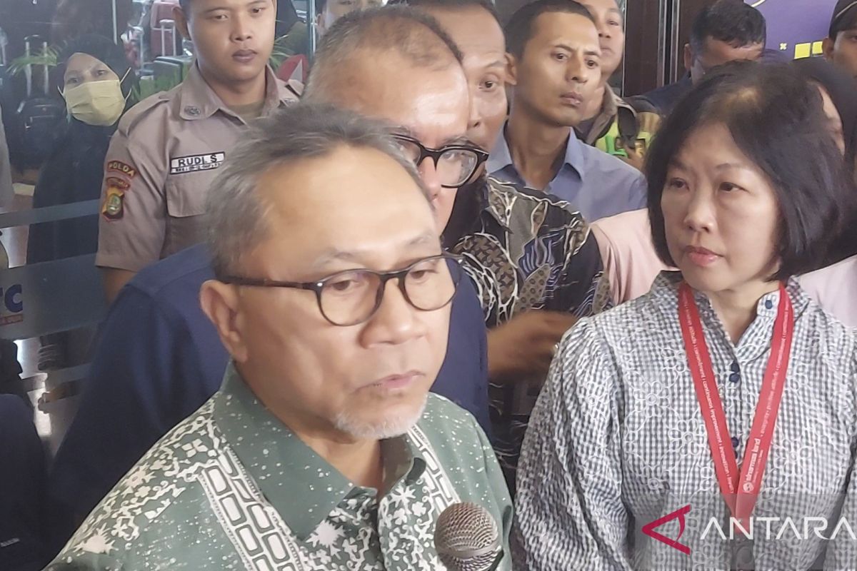 Kepala Divisi ITC Group Agnes Fariati (kanan) mendampingi kunjungan Menteri Perdagangan Zulkifli Hasan (Zulhas) di ITC Mangga Dua, Jakarta Utara, Rabu (4/10).(ANTARA)