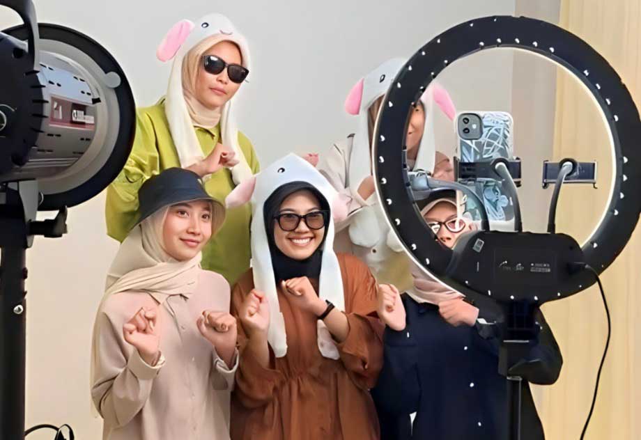 BEBAS BEREKSPRESI: Potret pengunjung saat berfoto bersama di self photo studio. (Ikik untuk Radar Tuban)
