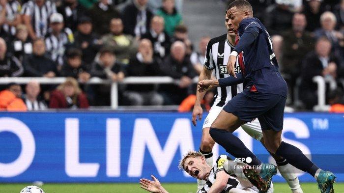 Penyerang Paris Saint-Germain #07 Kylian Mbappe melakukan pelanggaran terhadap gelandang Newcastle United #10 Anthony Gordon selama pertandingan sepak bola Grup F Liga Champions UEFA di St James