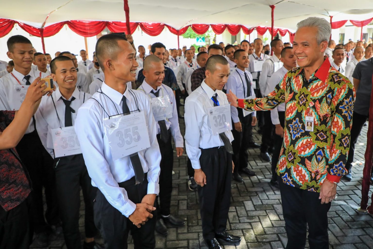BERI MOTIVASI: Ganjar Pranowo menghadiri pembukaan tes seleksi magang Jepang tahun 2023 di halaman Kantor Disnakertrans Provinsi Jawa Tengah, Senin (12/6).