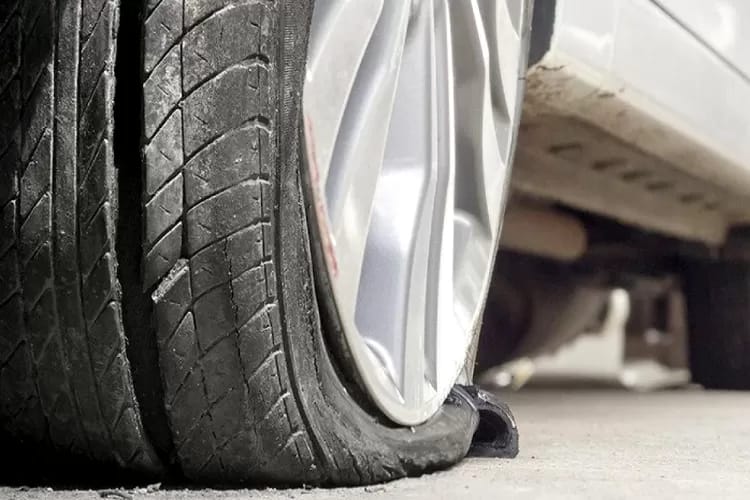 Cara menghindari ban mobil dan motor meletus di cuaca ekstrem