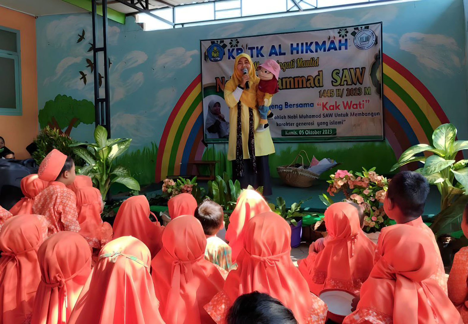MENDONGENG: Wathie saat menceritakan tokoh dongeng di depan siswa-siswi TK.