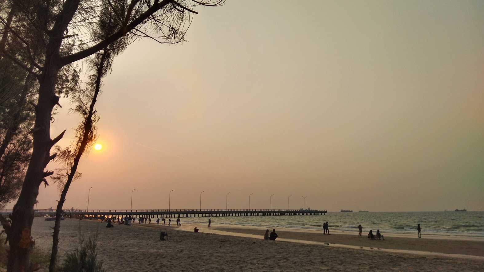 WISATA BARU: Pemandangan Pantai Dermaga Tuban ketika sore hari saat dikunjungi banyak wisatawan.