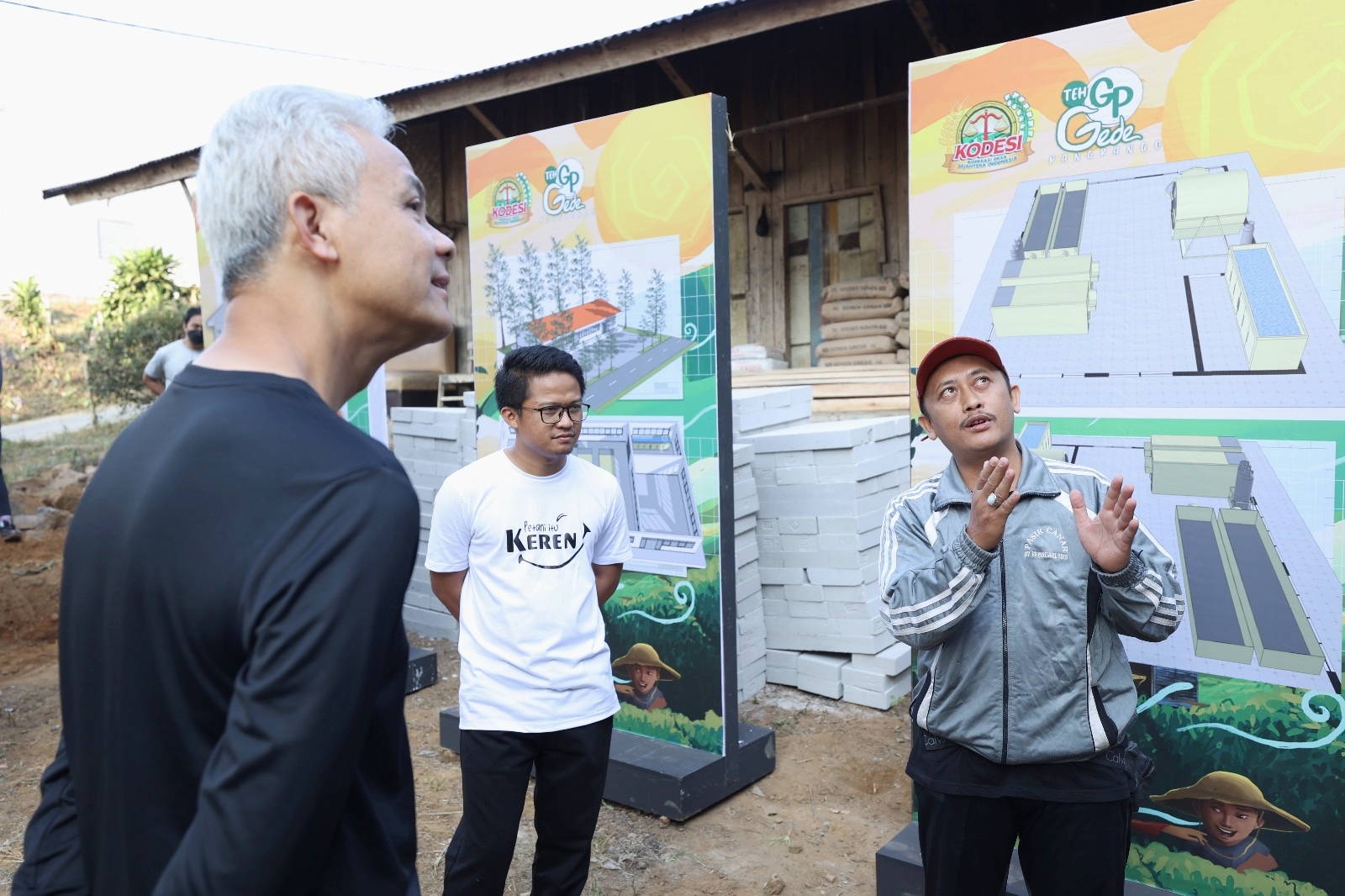 HILIRISASI PERTANIAN: Ganjar Pranowo meninjau pabrik teh premium di Desa Tegallega, Kecamatan Warung Kondang, Kabupaten Cianjur, Jawa Barat, Kamis (5/10).