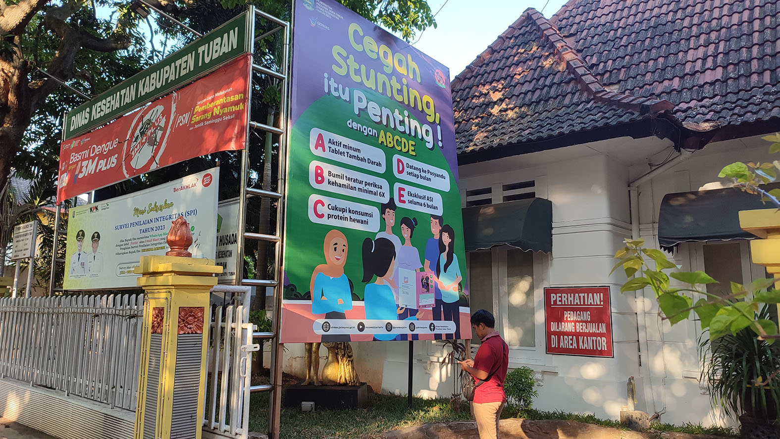 TEKAN GIZI BURUK: Poster yang dipasang di depan kantor Dinkes P2KB Tuban yang mengingatkan bahaya gizi buruk.
