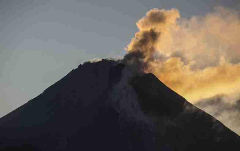 Asap solfatara keluar dari kubah lava Gunung Merapi terlihat dari Srumbung, Magelang, Jawa Tengah