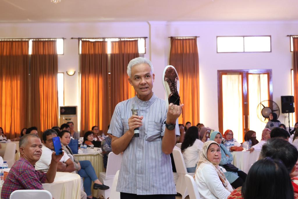 HUMAS PEMPROV JATENG UNTUK RADAR TUBAN. BERBAGI PENGALAMAN: Ganjar Pranowo menjadi mentor pengusaha se-Banten, di Remaja Kuring Resto, Kota Tangerang, Banten, Minggu (24/9).