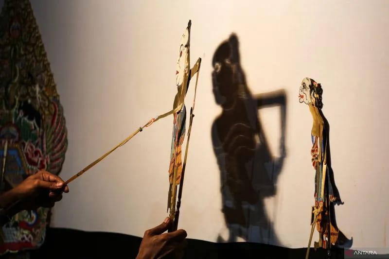 Arsip foto - Dalang Ki Kasmin Guno Prayitno memainkan wayang kulit Surakarta saat pentas di Museum Wayang, Jakarta, Minggu (24/9). (ANTARA)