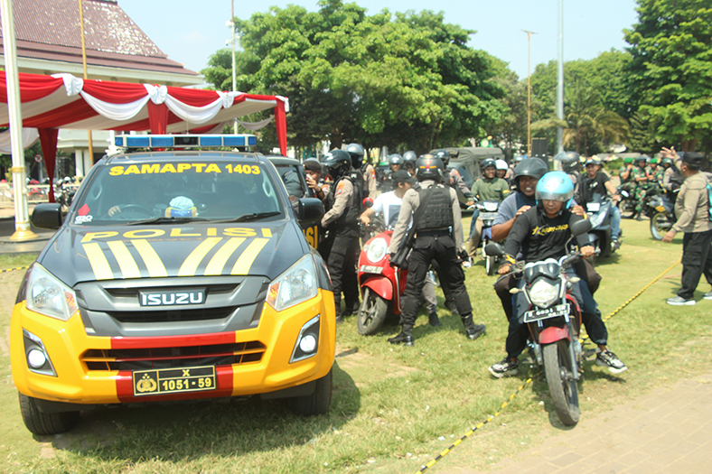 ANTISIPASI GANGGUAN: Gladi simulasi penanganan tindakan anarkis saat pesta demokrasi, Senin (9/10).