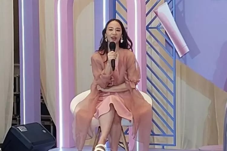Influencer kecantikan Putri Caya dalam konferensi pers satu tahun LazBeauty di Jakarta pada Selasa, 10 Oktober 2023. (ANTARA)