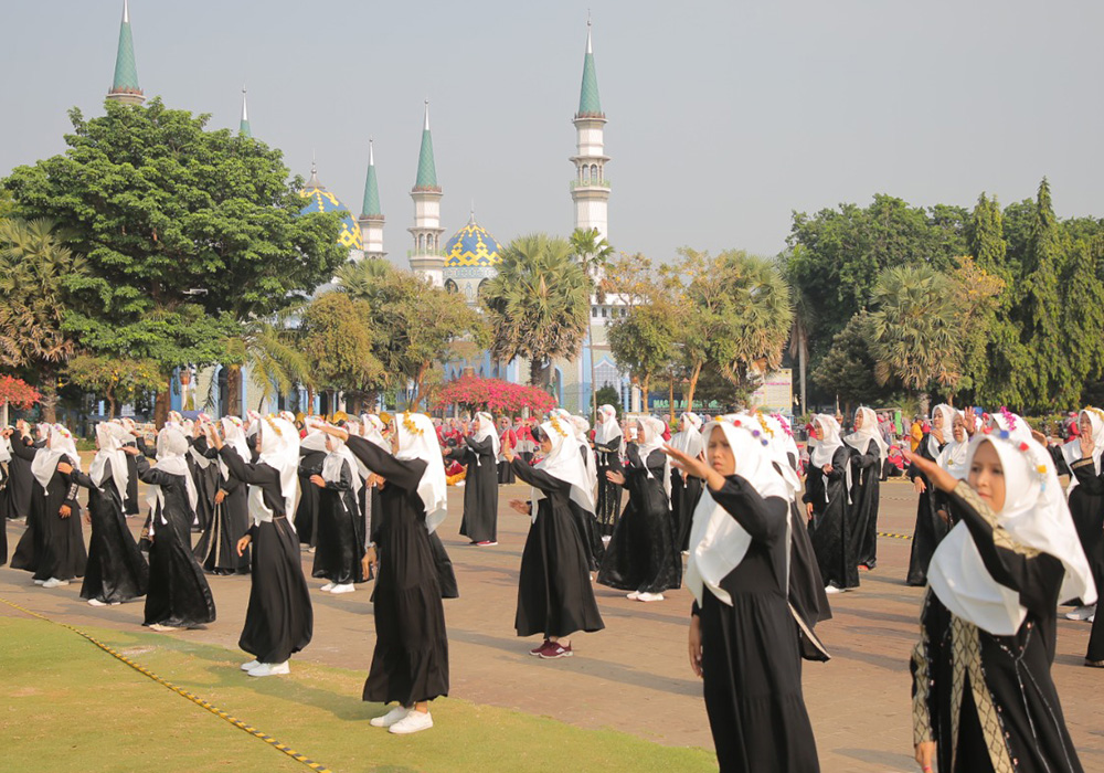 KEBERSAMAAN: Seribu lebih guru RA mengikuti senam massal di Alun-Alun Tuban kemarin (11/10). Insert, jajaran pengurus IGRA pose bersama di atas panggung.