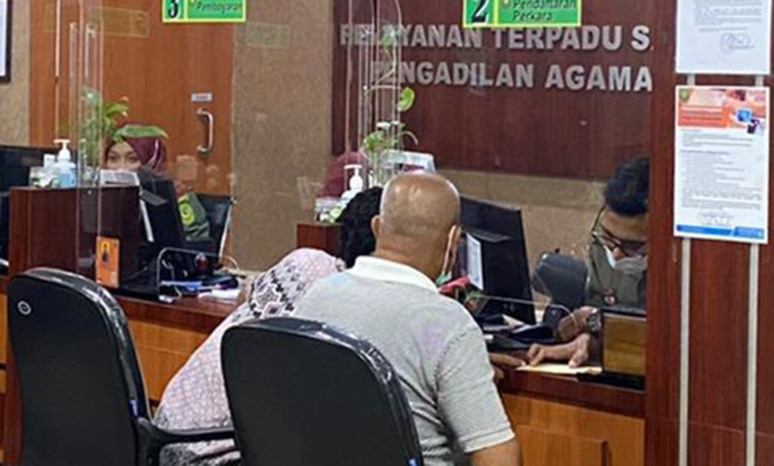 AKHIRI STATUS PASUTRI: Beberapa warga mendaftar perceraian di Pengadilan Agama (PA) Tuban.