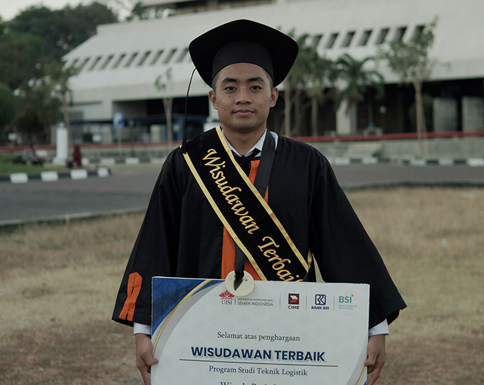 BUAH KERJA KERAS: Adimas memakai atribut wisuda dan membawa penghargaan wisudawan terbaik.