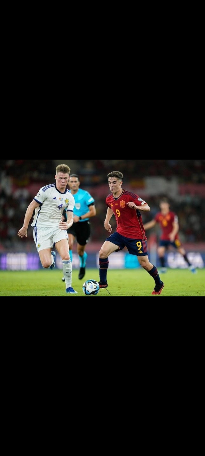 Duel antara gelandang Skotlandia, Scott McTominay (kiri) menghadapi gelandang Spanyol, Gavi pada matchday 7 Grup A Kualifikasi Euro 2024, Jumat (13/10)