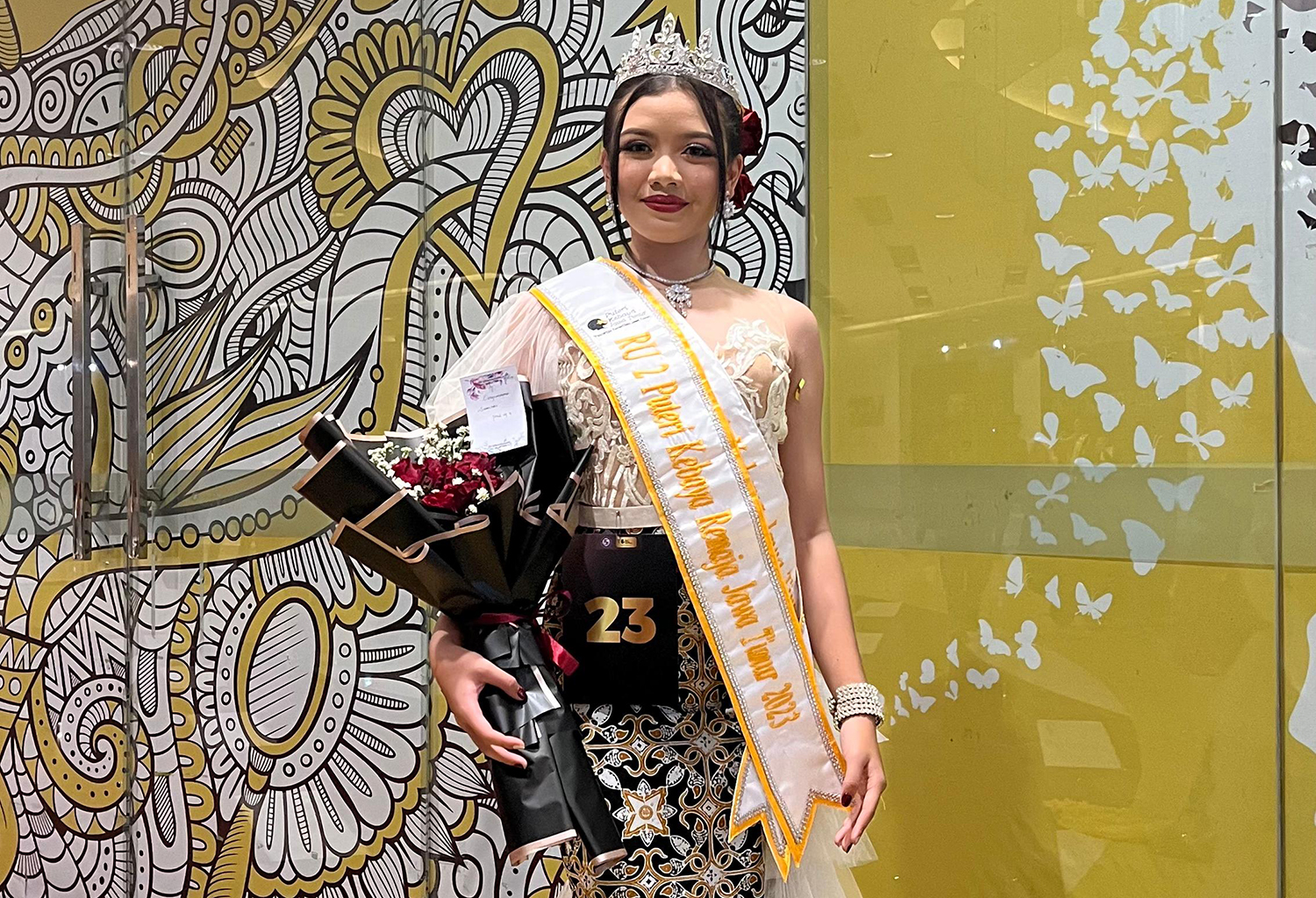 MEMBANGGAKAN: Alexsa mengenakan mahkota dan penghargaan runner up 2 Puteri Kebaya Jawa Timur 2023.