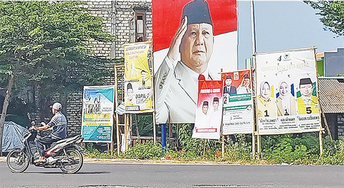MENJAMUR: Banner-baliho bacaleg dan bacapres-bacawapres terpasang di perempatan Desa Bogorejo, Kecamatan Merakurak.