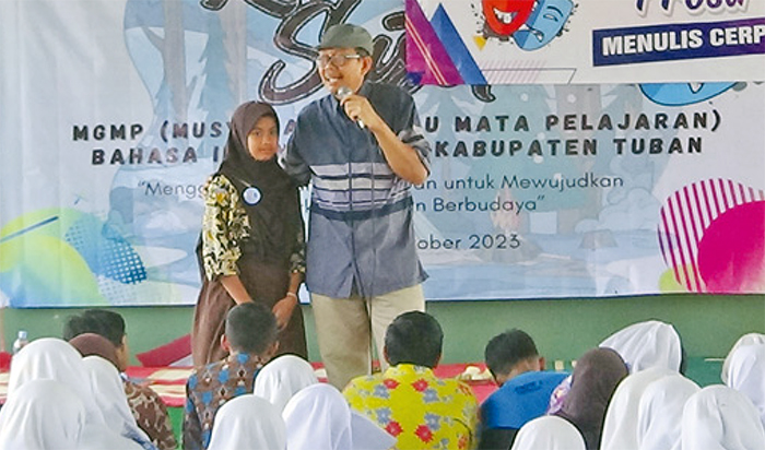 KENALKAN SASTRA: Kegiatan Kemah Sastra memperingati Bulan Bahasa digelar di Mangrove Center Tuban, Sabtu (14/10).