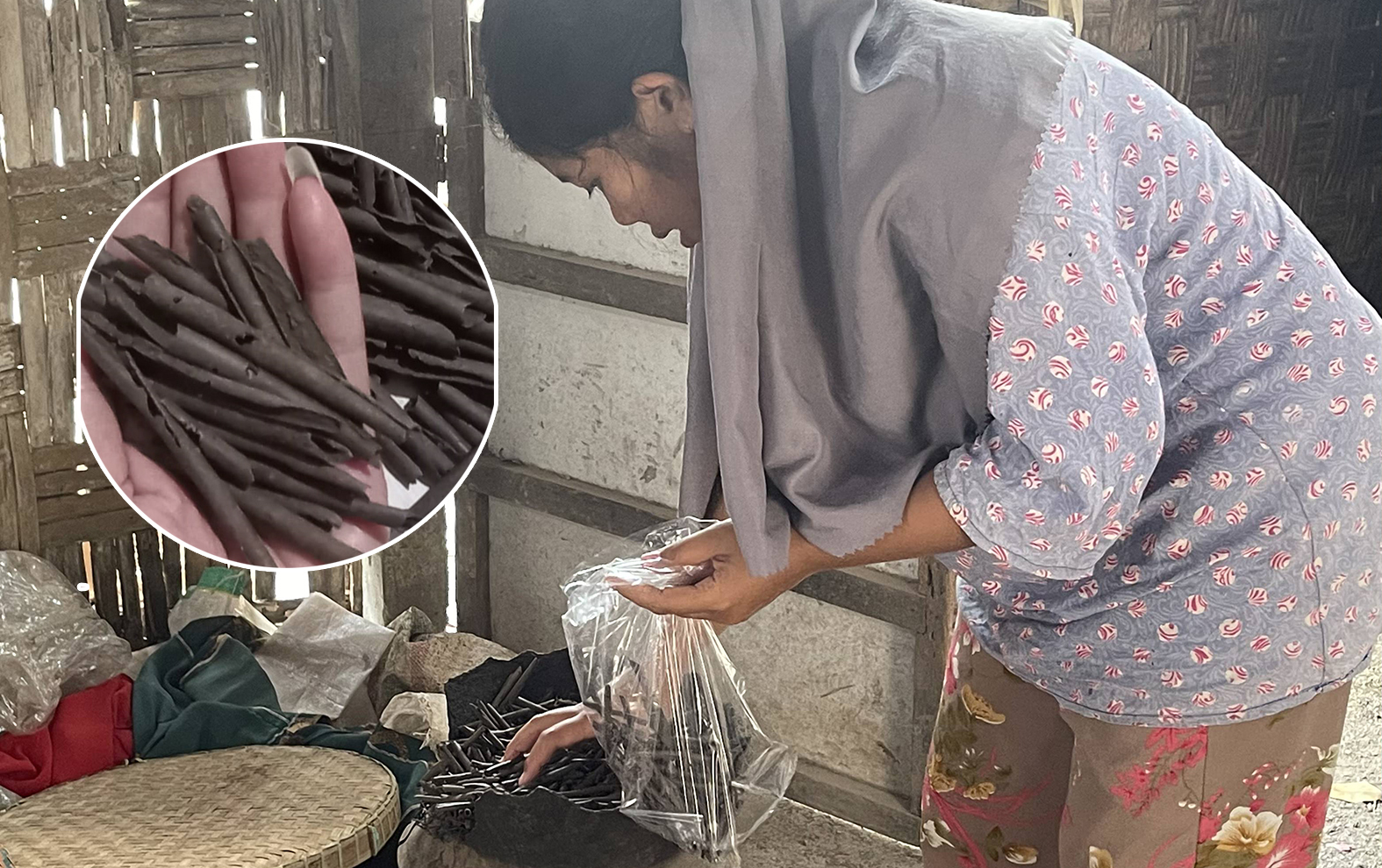 MASIH BERTAHAN: Siti Nurjanah, salah satu produsen ampo saat mengemas makanan khas miliknya untuk dijual.