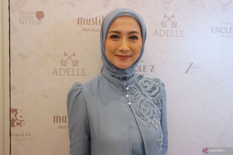 Dessy Ratnasari ditemui usai pagelaran busana &ldquo;Rose and Beyond&rdquo; di Grand Ballroom The Langham Hotel, Jakarta, Senin (16/10/2023). (ANTARA/Pamela Sakina)