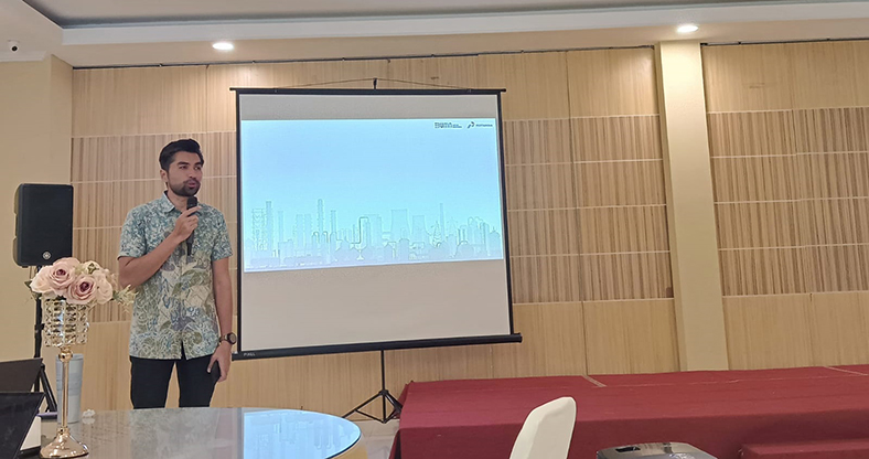 MEMBERI PENJELASAN: Senior Officer III Land Acquisition Asset Management PT Pertamina (persero) Evri Marta Risal saat menjelaskan detail terkait proses pembangunan kilang GRR Tuban.