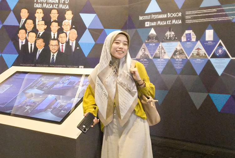 BERPRESTASI: Lusiana saat berpose di kampusnya Institut Pertanian Bogor (IPB).
