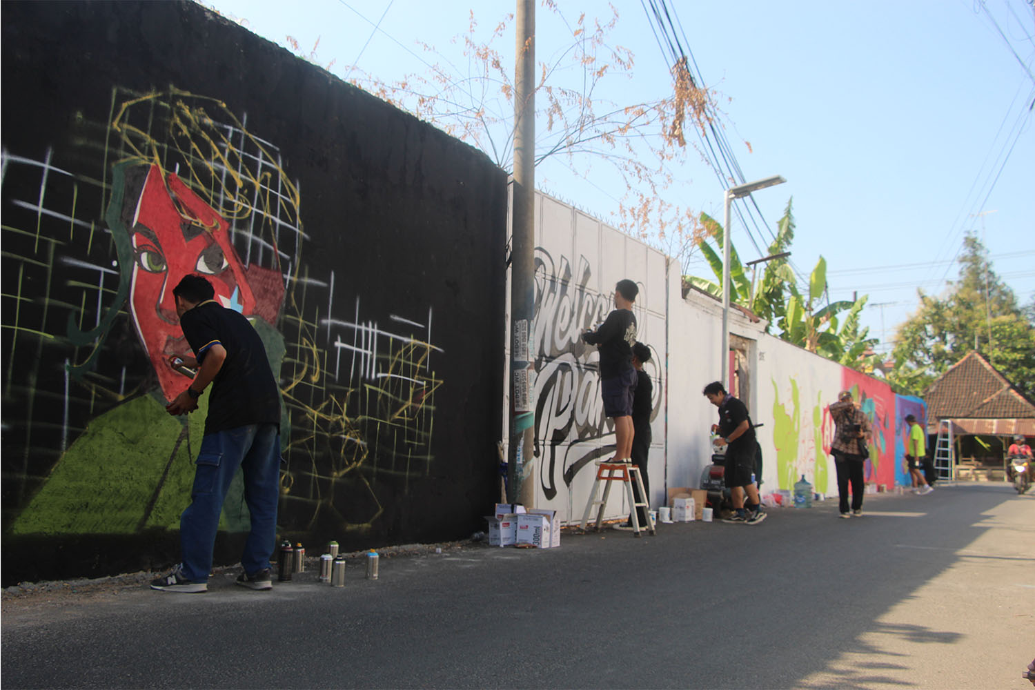 AKSI POSITIF: Seniman graffiti melukis mural di tembok Lingkungan Kawatan, Kelurahan Sedangharjo, Kecamatan Tuban.