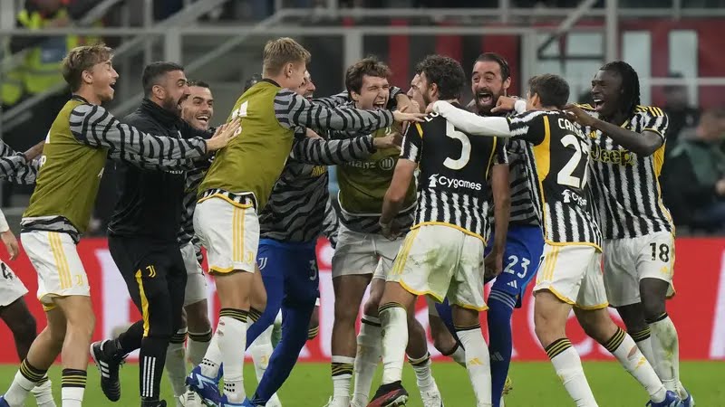 Manuel Locatelli dari Juventus, kanan tengah, merayakan setelah mencetak gol pembuka timnya selama pertandingan sepak bola Serie A antara AC Milan dan Juventus, di stadion San Siro di Milan, Italia