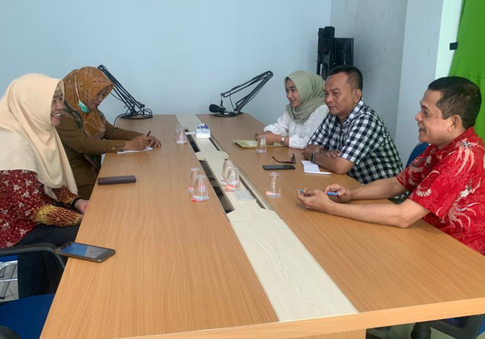 Tim event Jawa Pos Radar Tuban menggelar rapat koordinasi dengan Ketua IGTK Tuban Nur Istiqomah Hidayati didampingi Siti Mudrikah, bendahara 1 IGTK di ruang rapat kantor Radar Tuban, Senin (23/10).