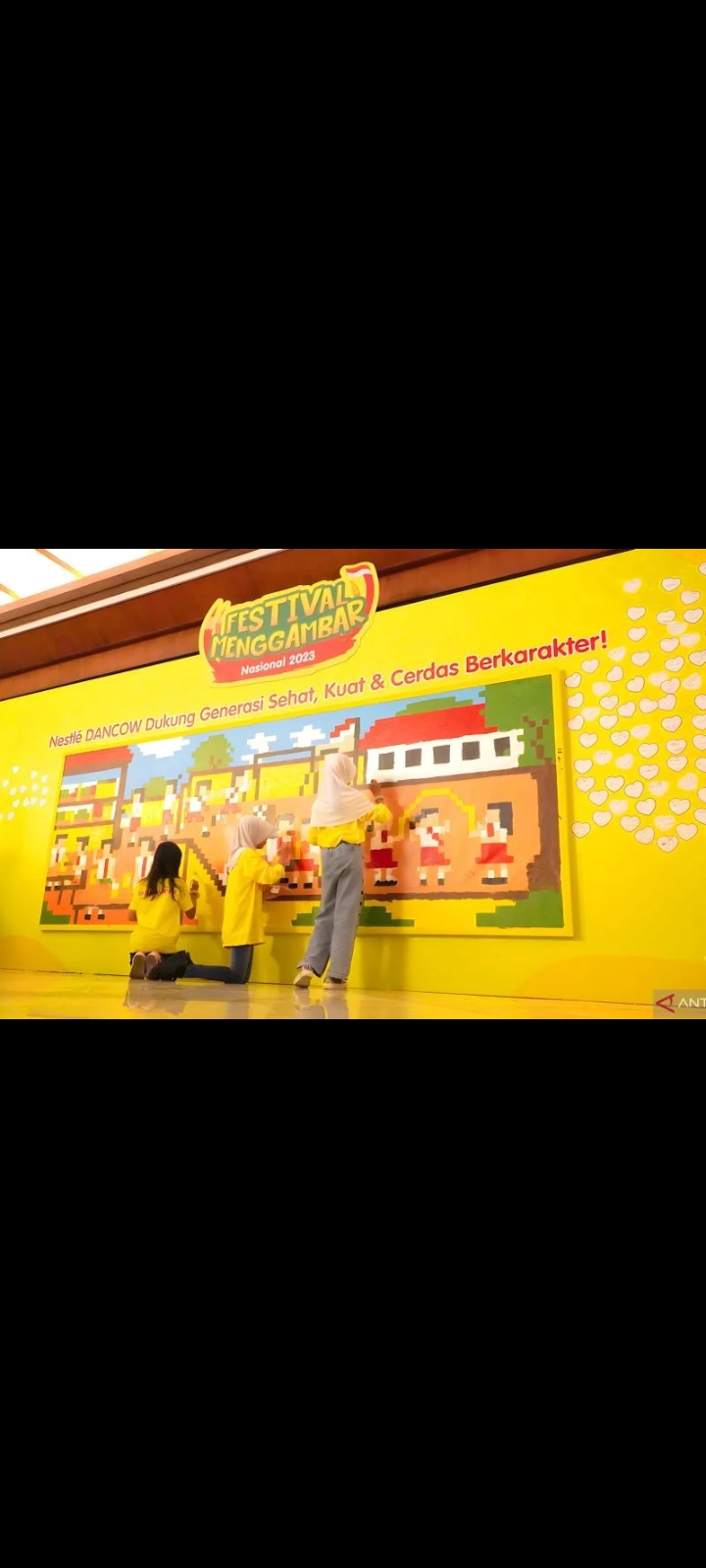 Anak-anak melakukan kegiatan menggambar pixel mural art dalam acara Festival Menggambar Nasional Nestl&eacute; Dancow di Jakarta, Minggu (22/10) (ANTARA)