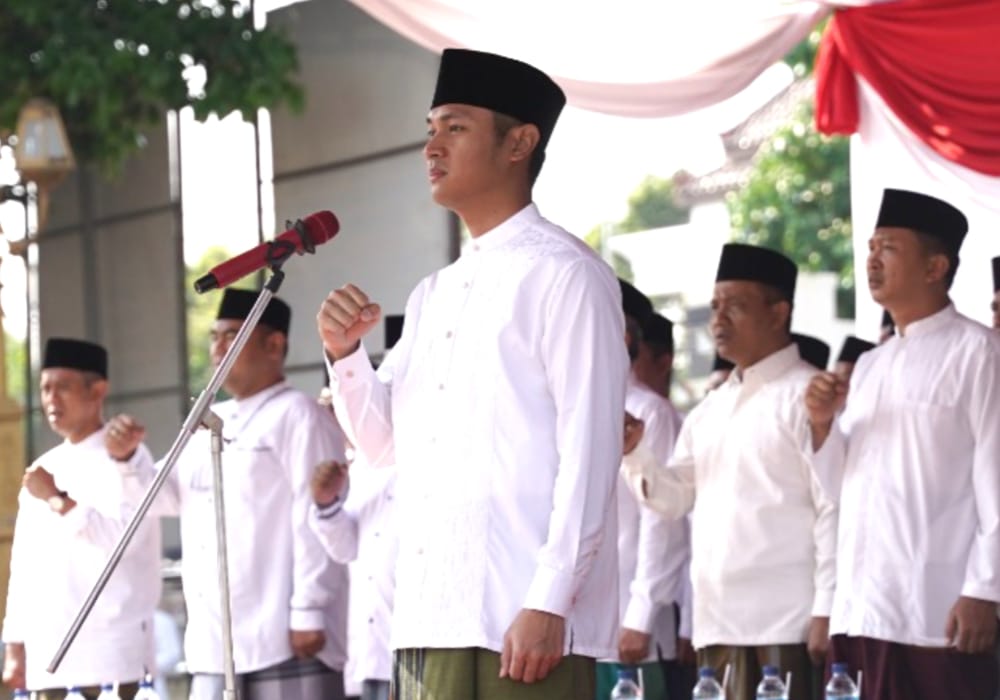 SEMANGAT SANTRI: Bupati Tuban Aditya Halindra Faridzky bertindak sebagai inspektur upacara peringatan Hari Santri Nasional 2023 di Alun-Alun Tuban, kemarin (22/10).