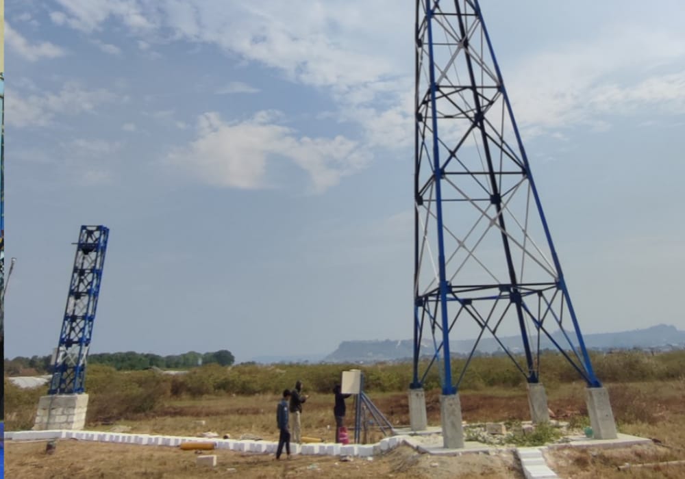 MENGUJI: Mahasiswa Polinema menguji fungsi tower setinggi 24 meter sebagai perangkat pendukung pembangkit listrik tenaga bayu di Desa Leran Wetan, Kecamatan Palang.