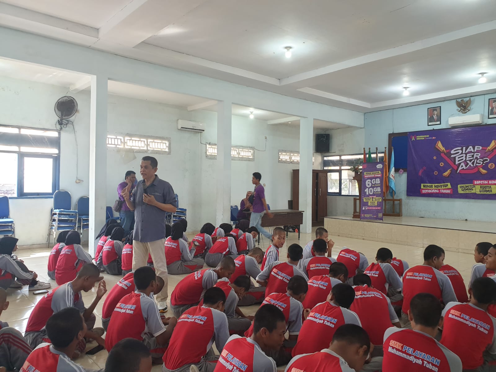 Pemred Jawa Pos Radar Tuban Dwi Setiyawan memberikan diklat jurnalistik di SMK Pelayaran Muhammadiyah Tuban, Sabtu (21/10) siang.