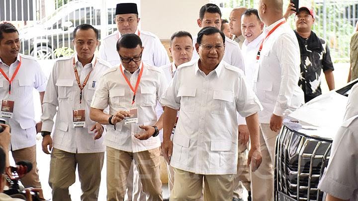 Bakal Calon Presiden yang juga Ketua Umum Partai Gerindra Prabowo Subianto saat tiba menghadiri Rapat Pimpinan Nasional (Rapimnas) Partai Gerindra di The Dharmawangsa Jakarta, Senin, (23/10). (ANTARA)